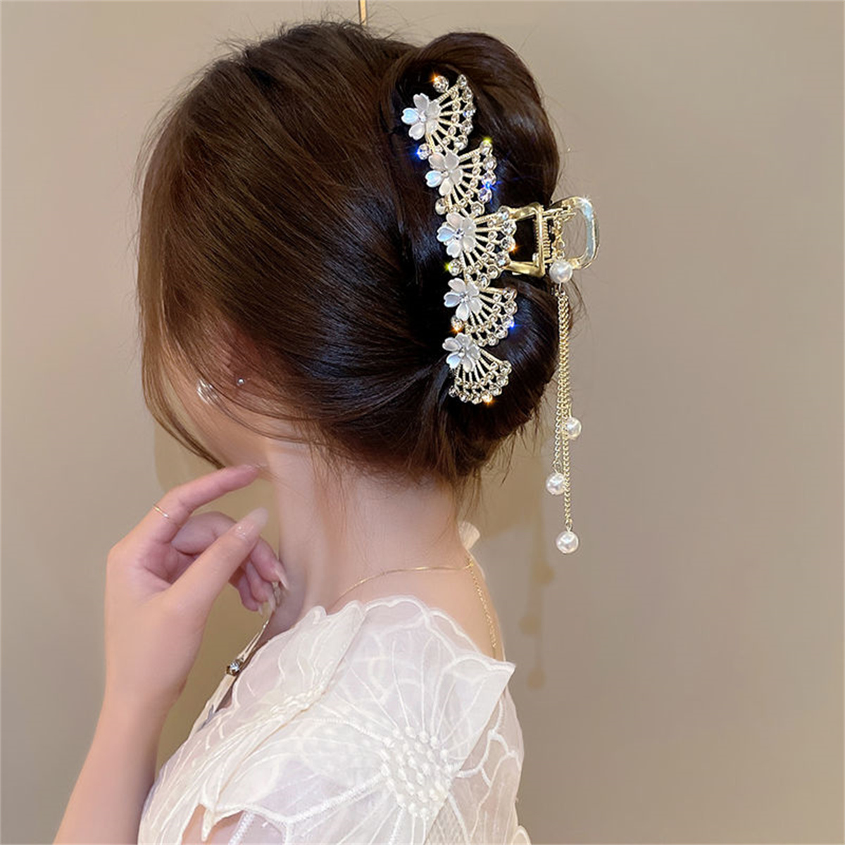 Elegant Layered Floral Clip with Sparkling Rhinestones for Wedding Day Decoration and Daily Use