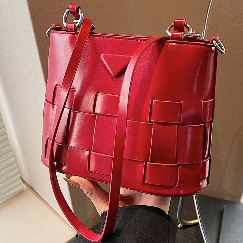 2025S Designer Women S Bag French Woven For Women With A Sense Of Luxury New Style Vegetable Basket Bag Fashionable Drawstring Winter Crossbody Bucket