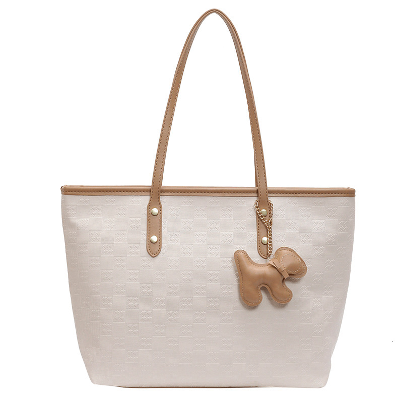 2025S Designer Women S Bag Large Capacity For Women New Fashionable Tote Autumn Versatile Class Commuting Contrasting Single Shoulder Bag