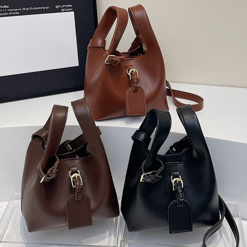 2025S Designer Women S Bag Niche Design Vegetable Basket New Fashionable Casual Handheld Bucket Spring Texture Crossbody Bag