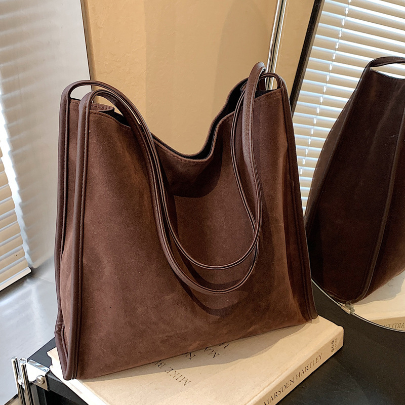 2025S Designer Women S Bag Large Capacity For Women New Fashionable Versatile High End Feeling Bucket Commuter Shoulder Bag