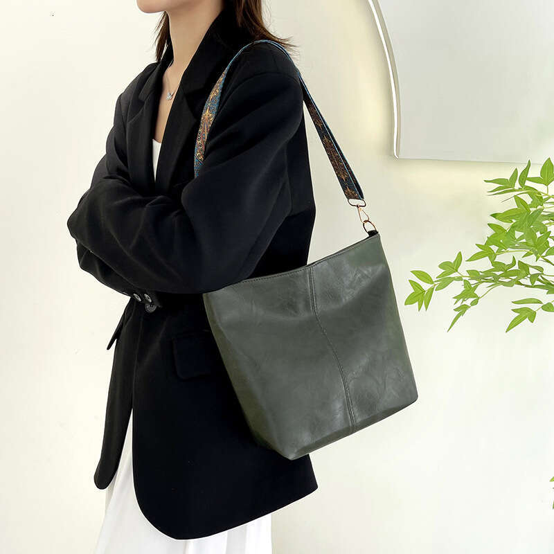 Designer's single shoulder handbag, large capacity soft leather women's commuting bucket diagonal cross bag, 2025 new casual fashion trend