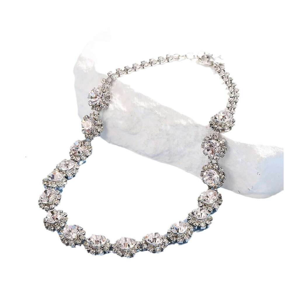 Popular exaggerated punk plum blossom shaped single hot round small claw inlaid with dias and rhies Korean version neck chain necklace item