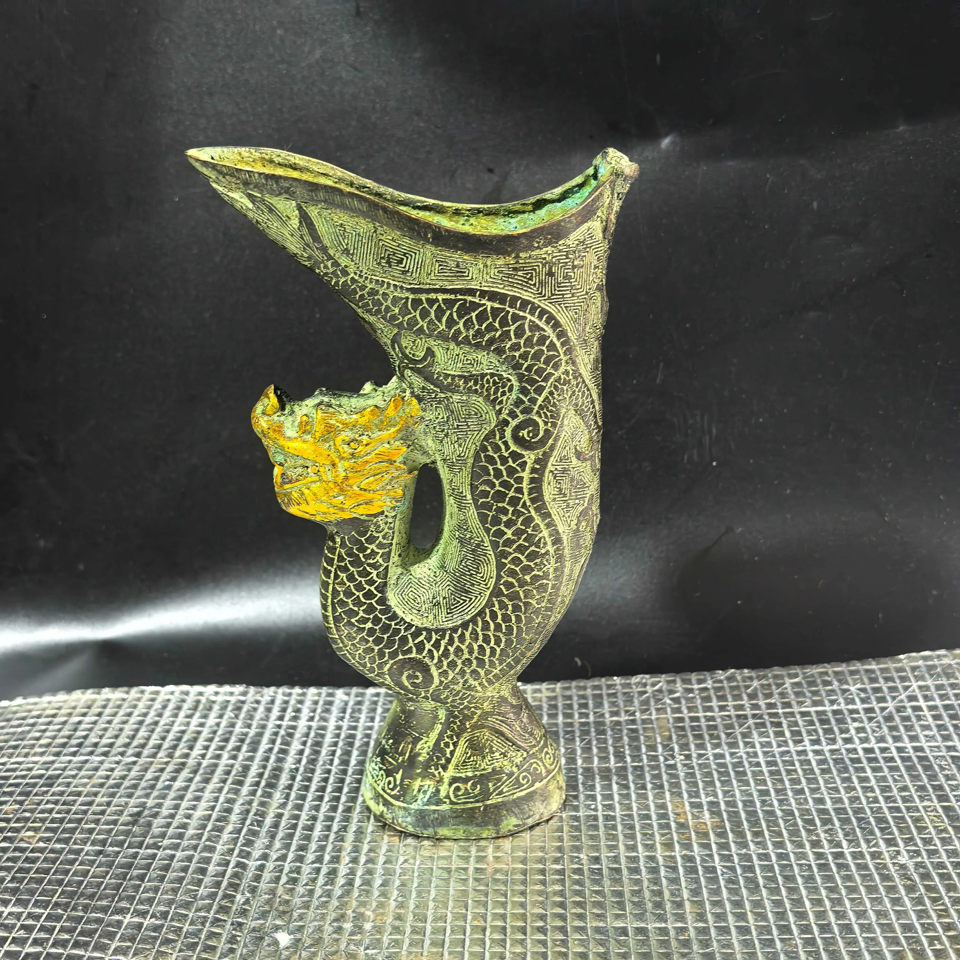 Bronze ornaments, dragon cups, wine cups, pen holders, antiques, Han Dynasty wedding props, and antique decorations