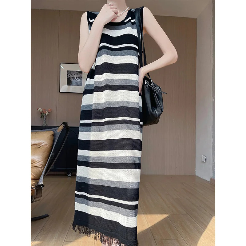 Spring retro contrasting striped sleeveless vest knitted dress with tassel hem and loose long skirt 250402