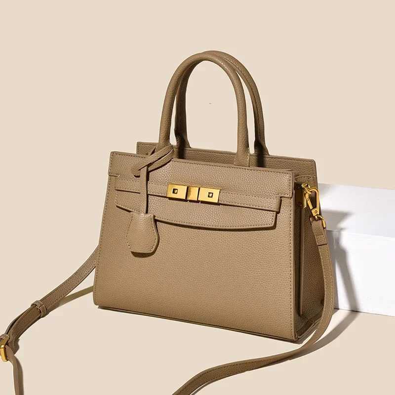 Classic Elegant Ladies Shoulder Bag From Luxury Brand In Premium Leather Famous Designer Popular MessengerW251107