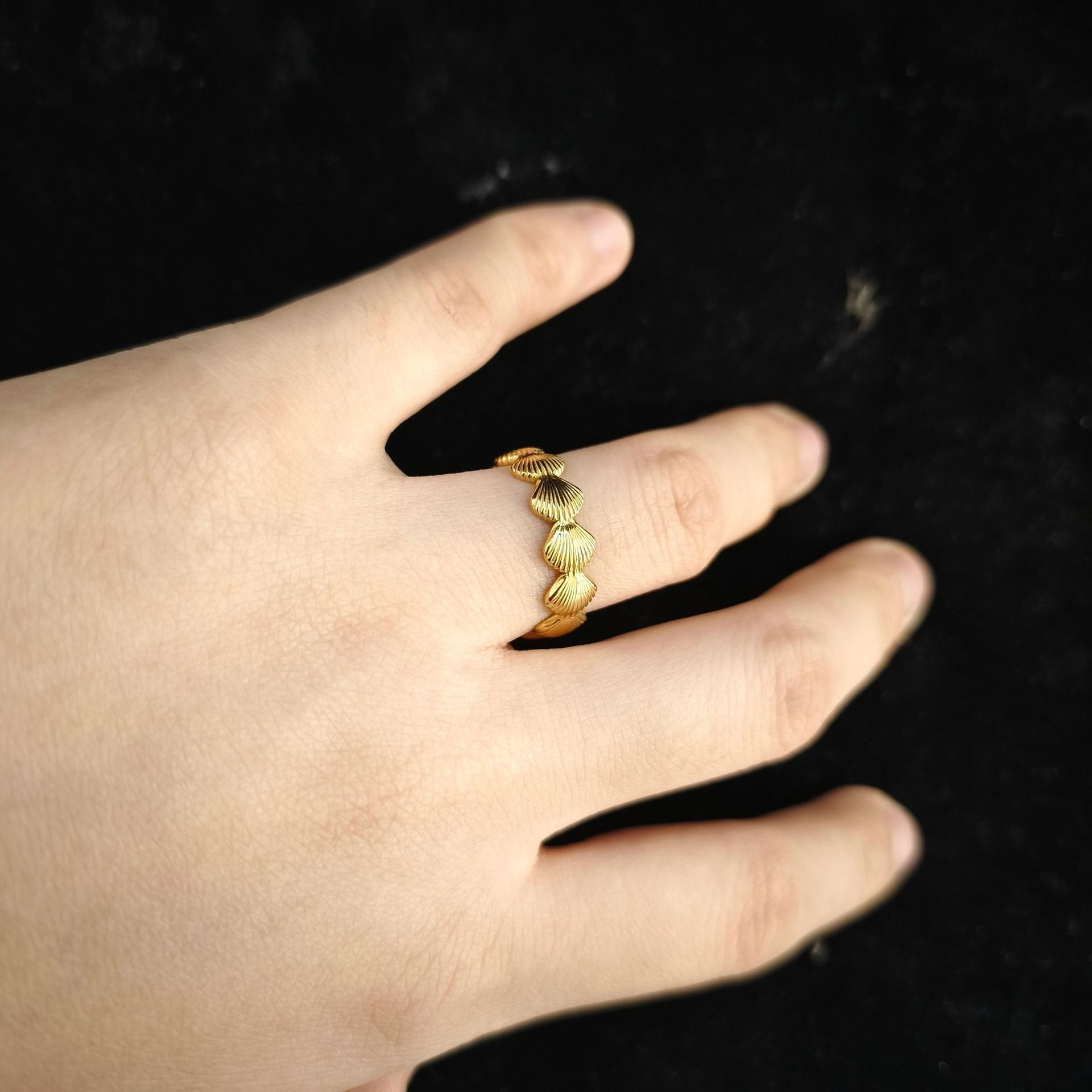 Dingyuan's summer beach Bei ke shaped jewelry versatile and timeless, with high-end feel. It is a new ring