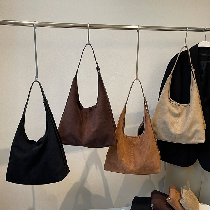 2025S Designer Women S Bag Autumn Armpit Women S New Matte Fashionable Single Shoulder Commuting High End Feeling Large Capacity Tote Bag