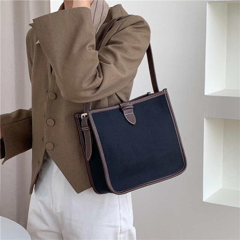 Elegant Underarm Women's Canvas Tote for Daily Use - Modern Design Single Shoulder Bag