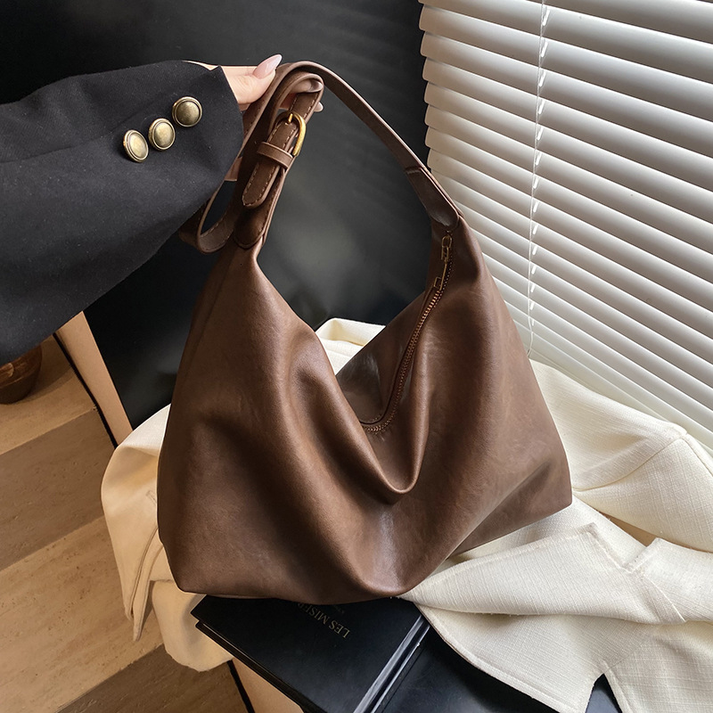2025S Designer Women S Bag New Shoulder For Women Fashionable Simple Commuting Autumn And Winter Large Capacity Crossbody Armpit Bag