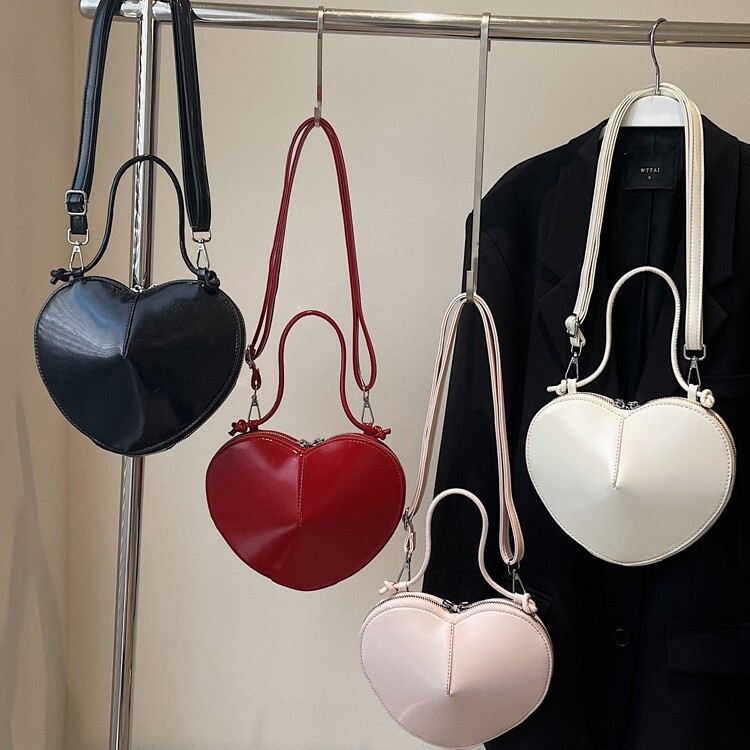 2025S Designer Women S Bag Red Women S New High End Texture Niche Winter Single Shoulder Crossbody Bag Internet Famous Simple Peach Heart Small Bag