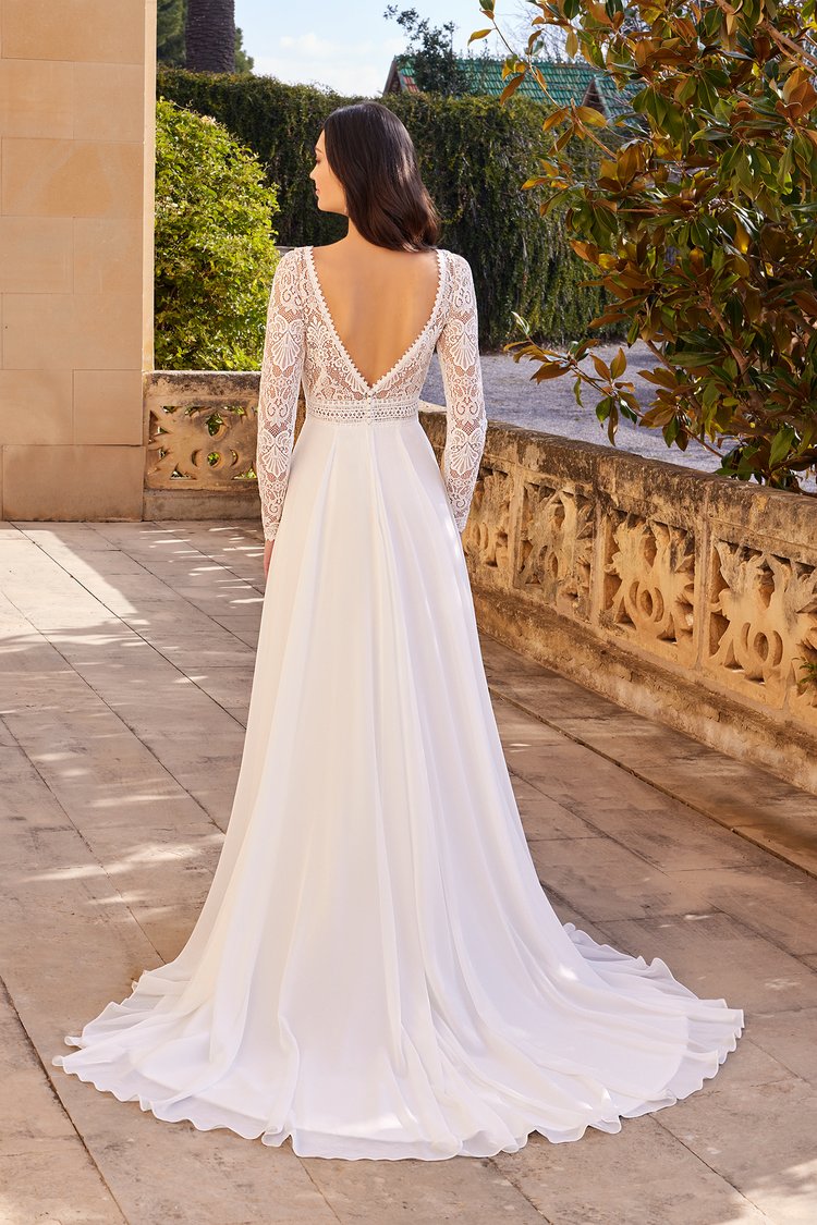 Bohemian Wedding Dresses V Neck Lace Appliques Long Sleeves A Line Bridal Gowns Customized Backless Sweep Train Robe De