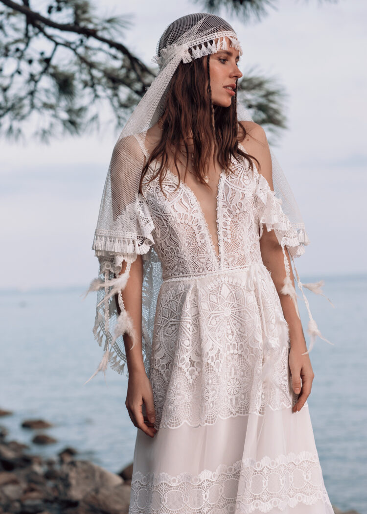 Bohemian Wedding Dresses Spaghetti Straps Lace Appliques Bridal Gowns Customized Backless Sweep Train A Line Boho Robe De