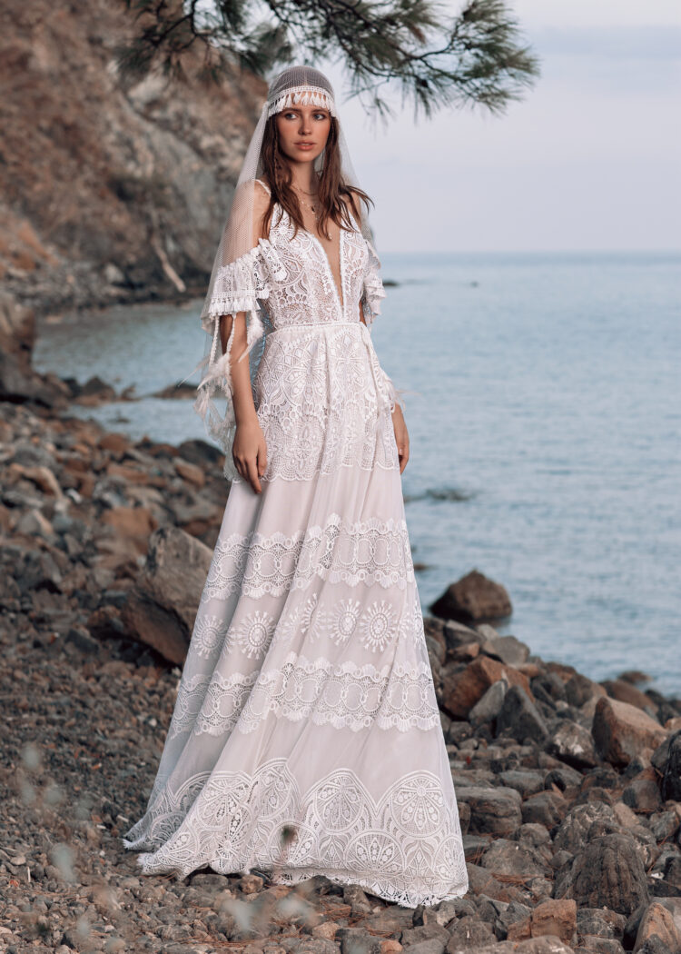 Bohemian Wedding Dresses Spaghetti Straps Lace Appliques Bridal Gowns Customized Backless Sweep Train A Line Boho Robe De
