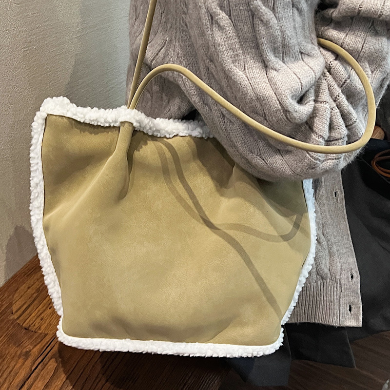 Designer Women S Bag Niche Commuter Crossbody Fashion Autumn Winter New Collection Splicing Lamb Wool Single Shoulder Armband Handheld Vegetable Baske