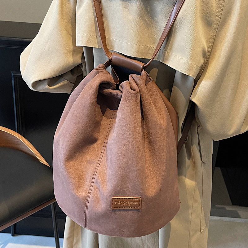2025S Designer Women S Bag Korean Niche Bucket Bag Lightweight Commuting Drawstring Backpack Versatile Simple Design Large Capacity Casual Backpack
