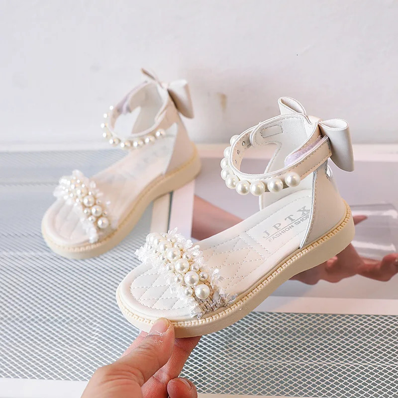 Fashionable girls soft soled casual princess shoes Versatile Exquisite sandals anti slip sweet childrens shoes pearl daily childrens sandals 250402