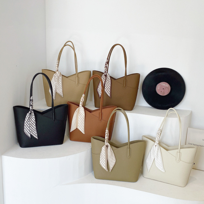 2025S Designer Women S Bag Simple Versatile Large Capacity For Women New Autumn And Winter Fashion Bucket Bag Niche Commuting Shoulder Bag
