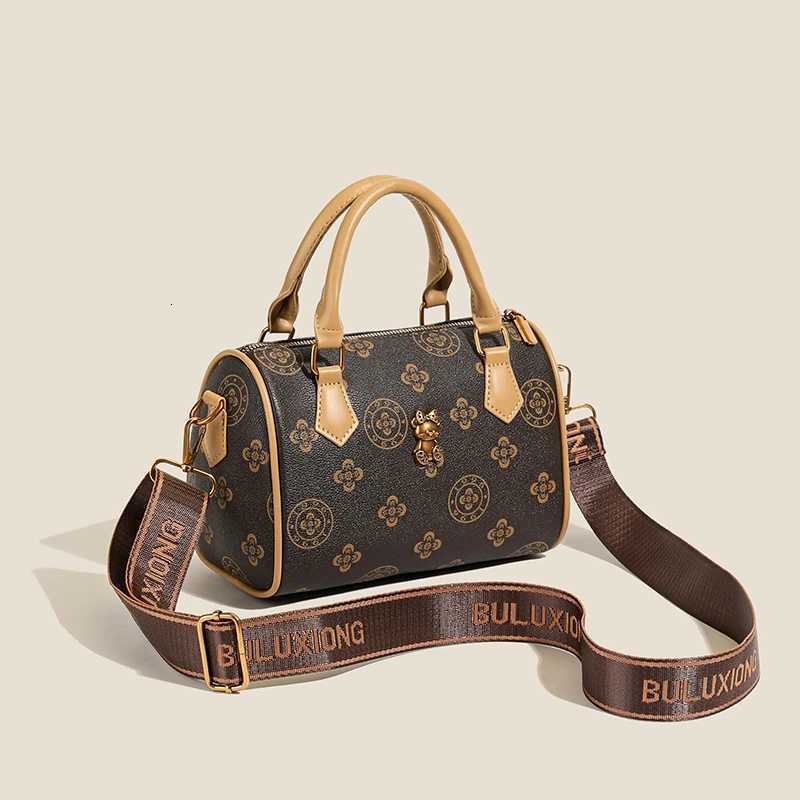 Womens Fashion Leather Tote Bags By Famous Designer Luxury Brand For Elegant And Popular Ladies TrendyW251106