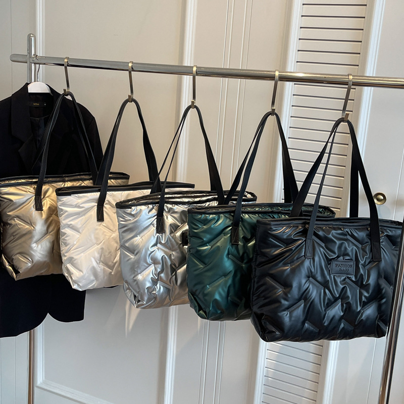 2025S Designer Women S Bag New Winter Single Shoulder Women S Korean Edition Fashion Trend Commuter High Texture Tote Large Capacity Down Bag