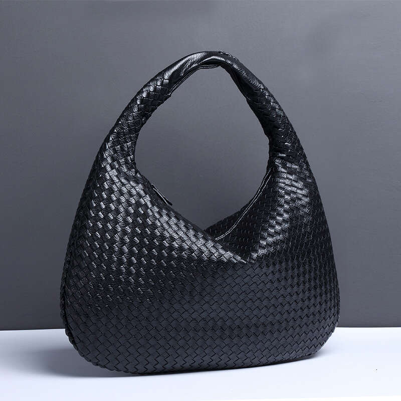 Hand woven fashionable armpit women's sile shoulder European and American style large capacity dumpg retro crescent bags, 2025 new casual fashion