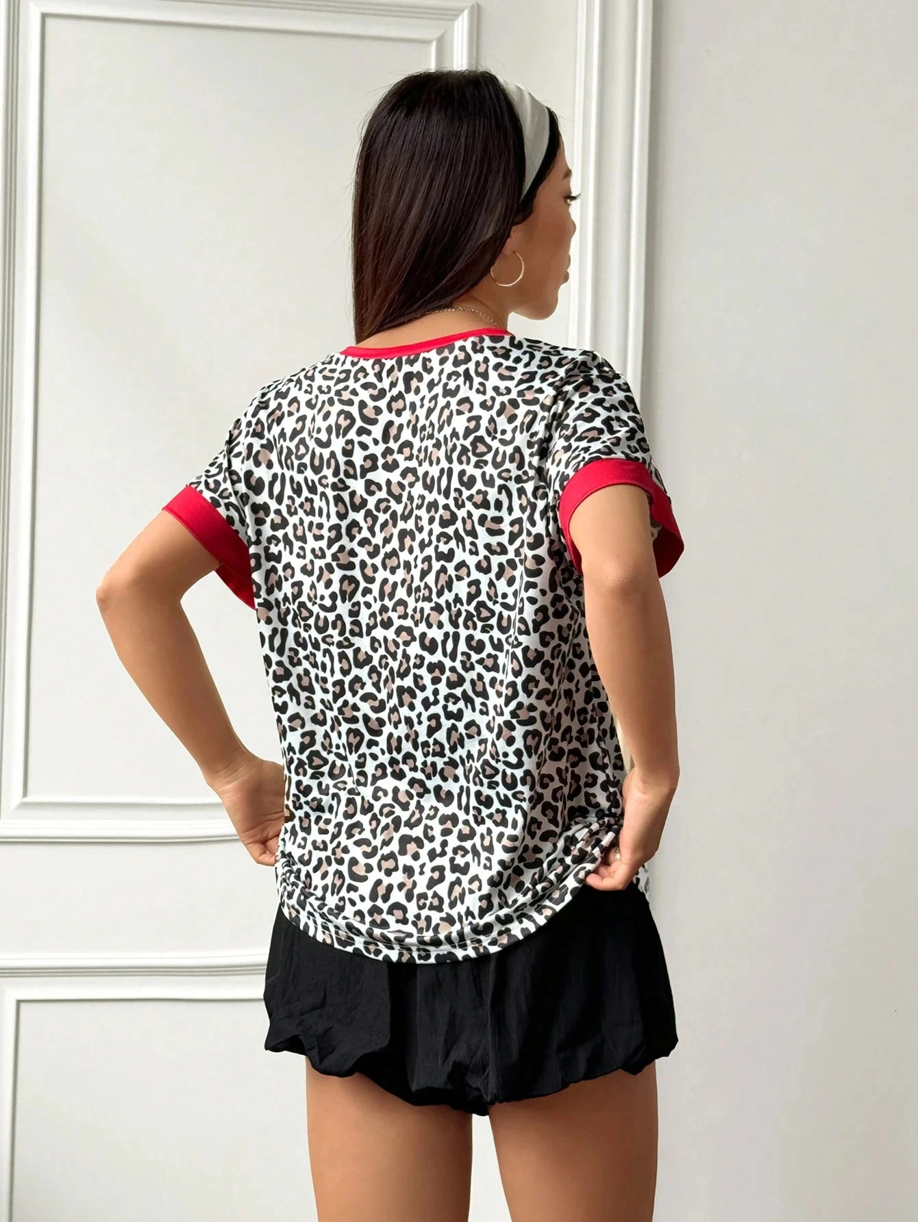 Fresh leopard print womens Tshirt summer round neck fashionable letter printed short sleeved top 250407