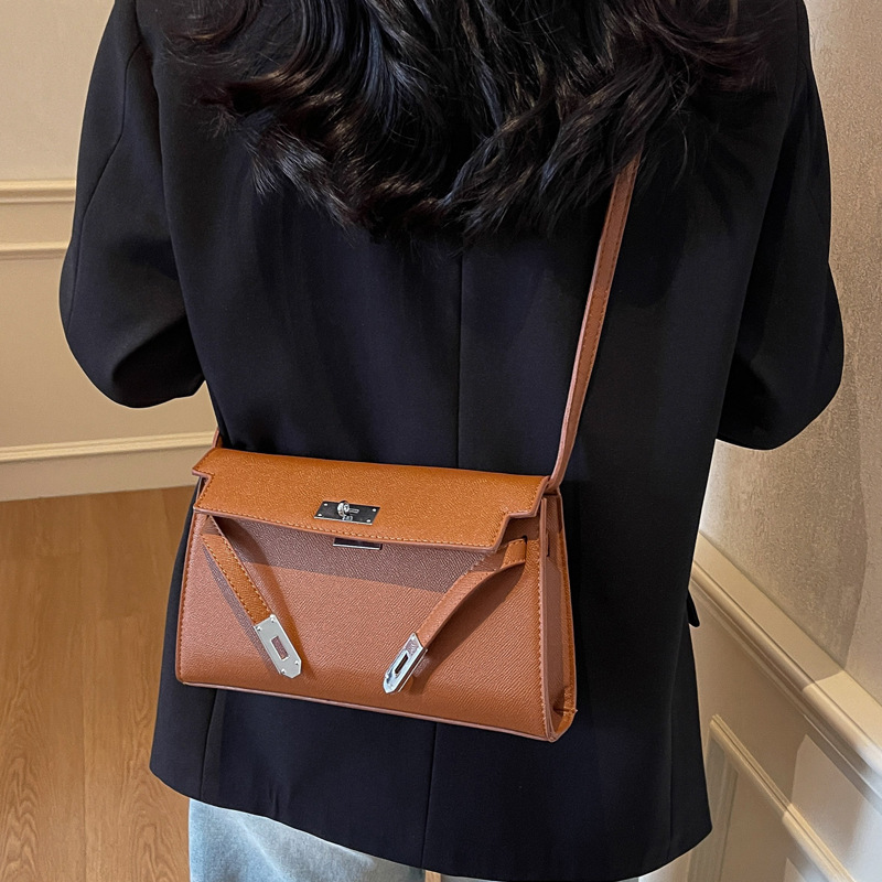 2025S Designer Women S Bag New Kelly For Women Fashionable French Style Armpit With High End Design Hand Held Bag