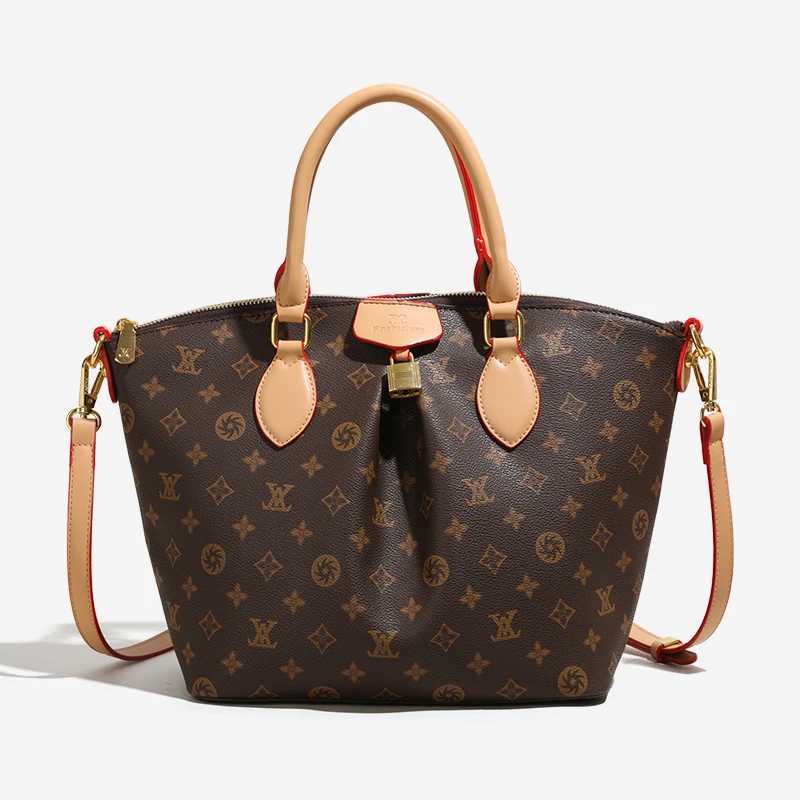 Fashionable Messenger Bag In Premium Leather Crossbody Handbag For Women Shoulder Carry Classic ElegantW251106