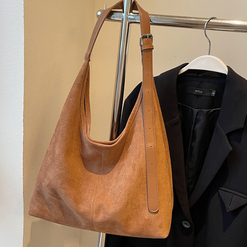 2025S Designer Women S Bag Autumn Armpit Women S New Matte Fashionable Single Shoulder Commuting High End Feeling Large Capacity Tote Bag