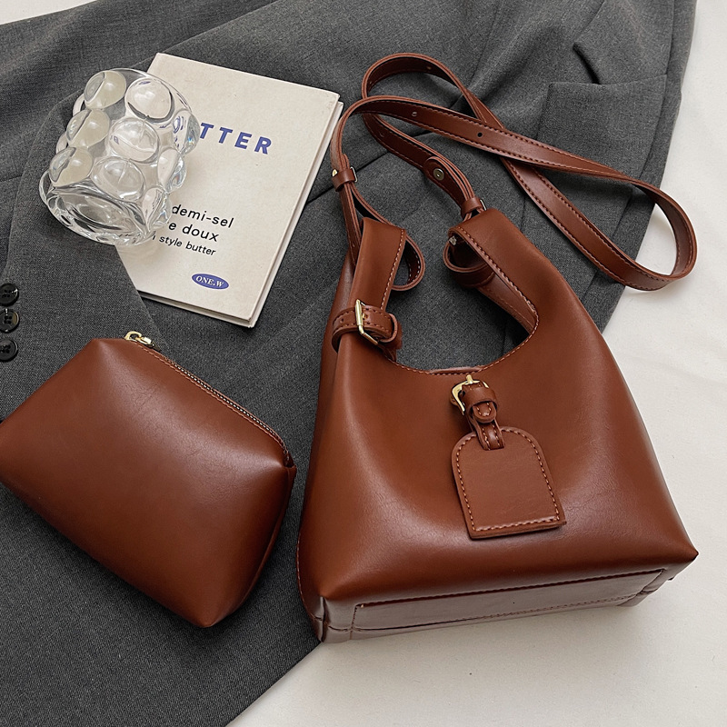 2025S Designer Women S Bag Niche Design Vegetable Basket New Fashionable Casual Handheld Bucket Spring Texture Crossbody Bag