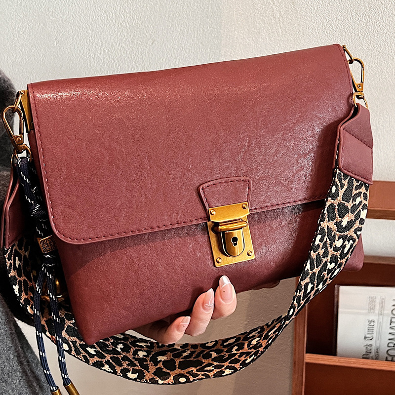 2025S Designer Women S Bag New Cross Women S Autumn Winter Luxury Single Small Square Casual Fashion Wide Shoulder Strap Underarm Bag