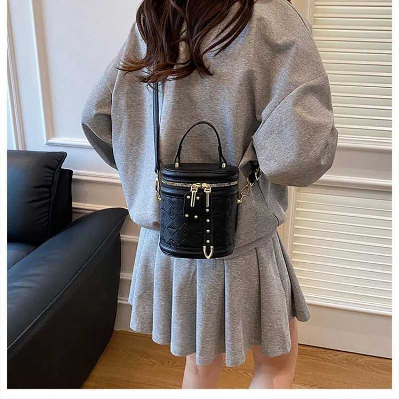 Trendy And Simple Women Crossbody Bag In Soft Leather With Front Flap Closure For Casual Everyday UseW251107