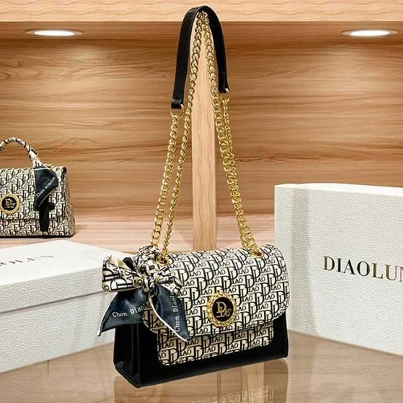 2025 New Ladies Bag Senior Sense Lock Buckle Shoulder Diagonal Cross Ladies Small Square Bag Chain Lock Buckle BagW251107