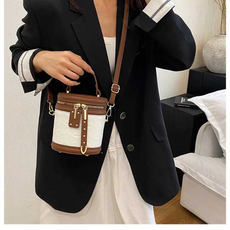Trendy And Simple Women Crossbody Bag In Soft Leather With Front Flap Closure For Casual Everyday UseW251107