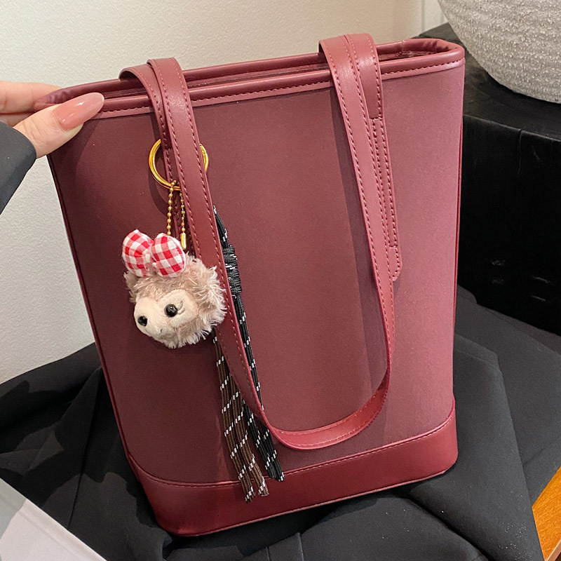 2025S Designer Women S Bag Large Capacity Commuter For Women New Korean Versatile Trendy Single Shoulder Underarm Bag Elegant Water Bucket Women S Bag