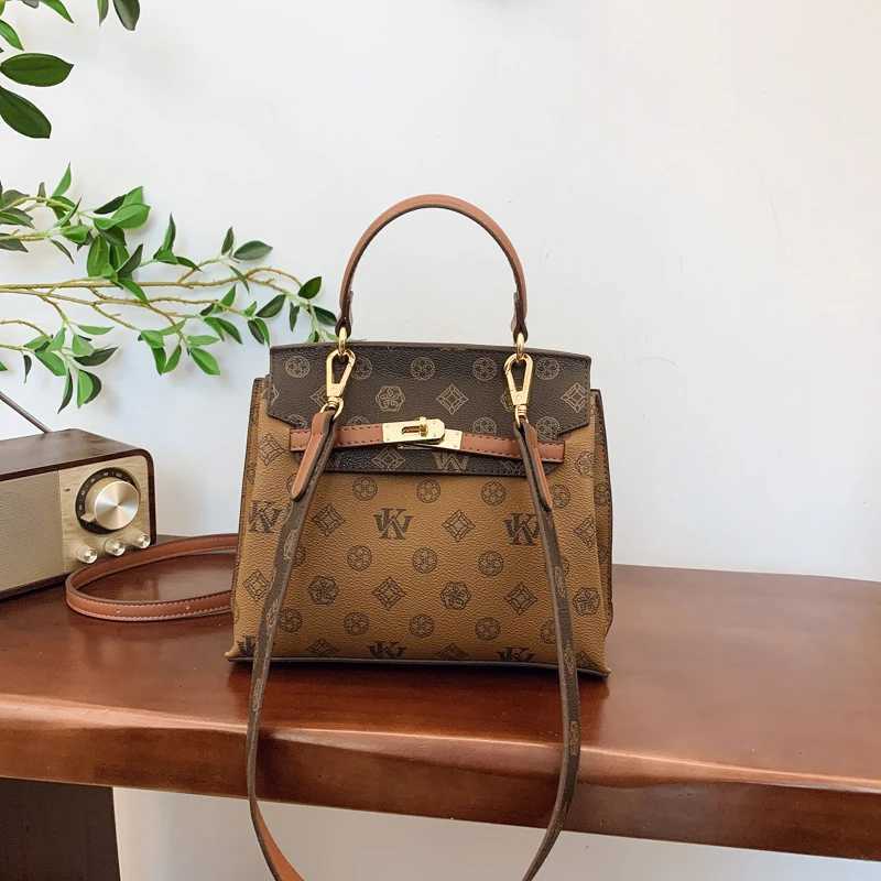 Popular Classic Womens Shoulder Bag Leather Finish Messenger Bag For Fashionable Ladies By Famous Designer BrandW251106