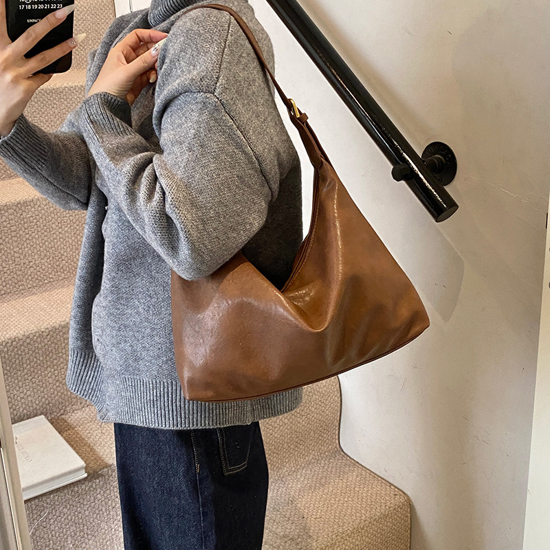2025S Designer Women S Bag New Shoulder For Women Fashionable Simple Commuting Autumn And Winter Large Capacity Crossbody Armpit Bag