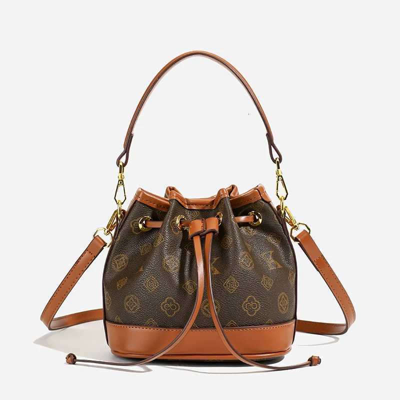 Elegant Classic Crossbody Handbag Vintage Leather For Leisure Women High-End Capacity Letter DesignW251106