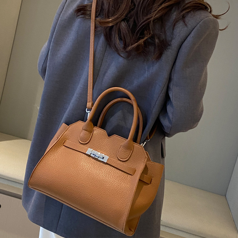 2025S Designer Women S Bag Solid Color Travel Commuting Handbag Large Capacity Bag Women S New High End Crossbody Kelly Bag