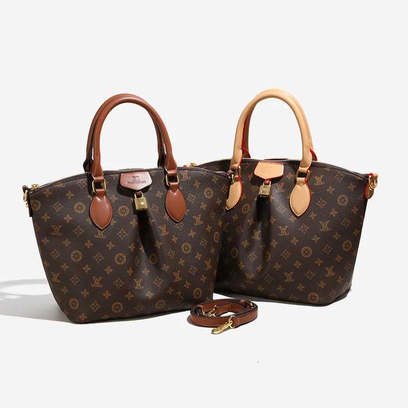 Fashionable Messenger Bag In Premium Leather Crossbody Handbag For Women Shoulder Carry Classic ElegantW251106