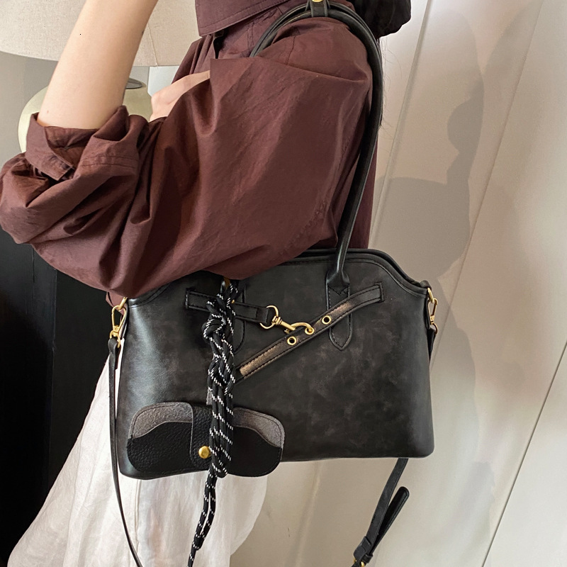 2025S Designer Women S Bag French Minimalist Single Shoulder Women S With Versatile Texture Underarm Briefcase Niche Design Hand Held Shell Bag