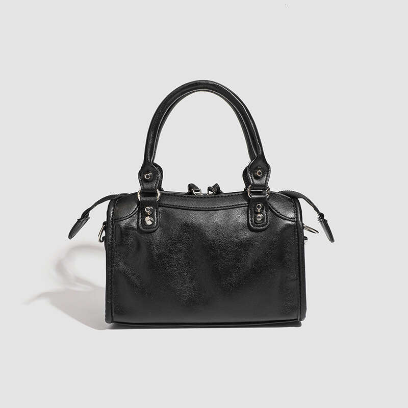 Designer Bag Spring New French Style Motorcycle Cool And Spicy Simple Retro Rivet Large Capacity Handbag Crossbody