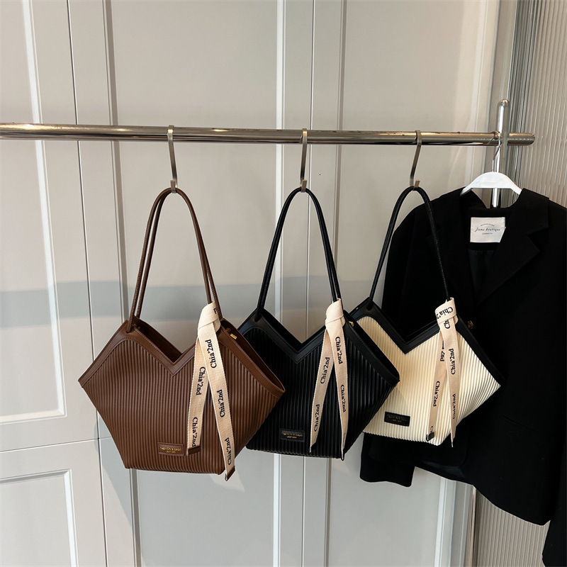 2025S Designer Women S Bag Women S Niche Design Versatile Shoulder Large Capacity Commuting Korean Version Fashion Handbag Texture Armpit Bag
