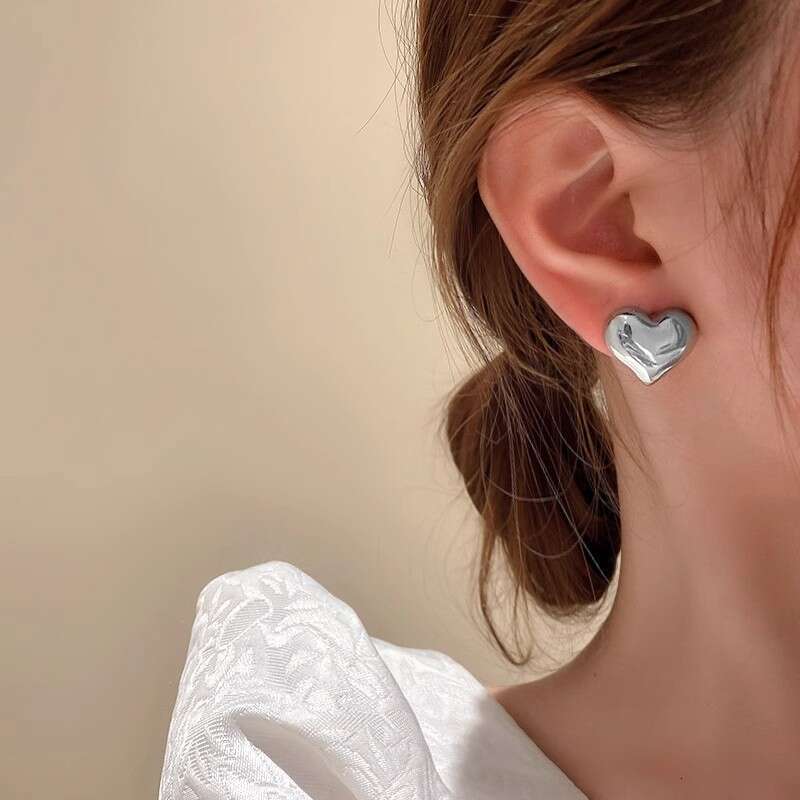 Earrings Designer earring 925 Silver Needle Metal Style Heart Fashion Commuting Versatile Simple Light Luxury High-end Niche Holiday birthday gift