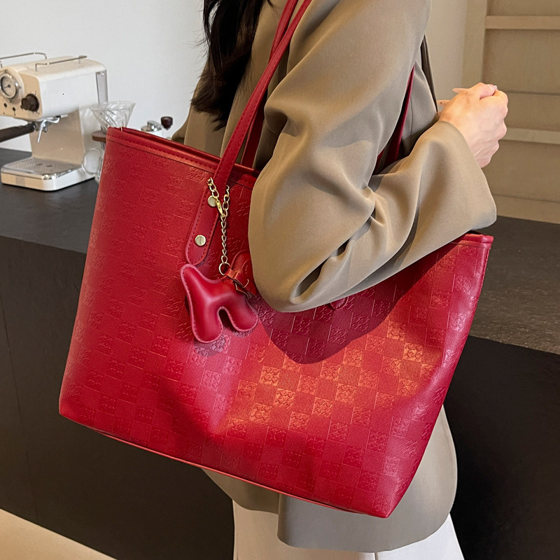 2025S Designer Women S Bag Large Capacity For Women New Fashionable Tote Autumn Versatile Class Commuting Contrasting Single Shoulder Bag