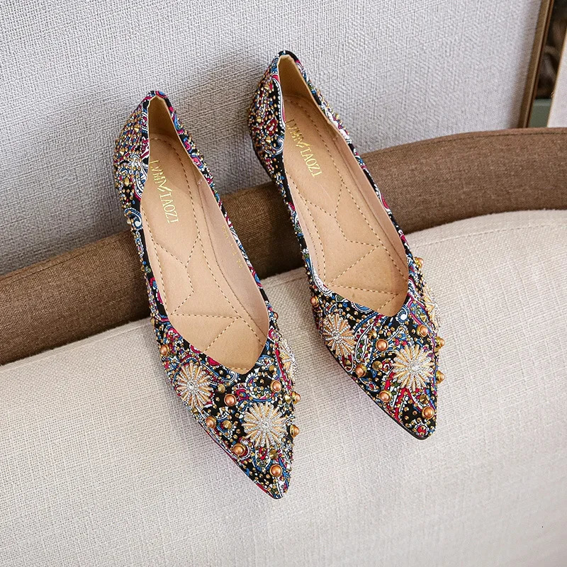 Pointed Toe Womens Flat Rhinestone Loafers Autumn Rivet Classic Womens Flat Shoes Womens Ballet Flat Soft Boat Shoes 250402