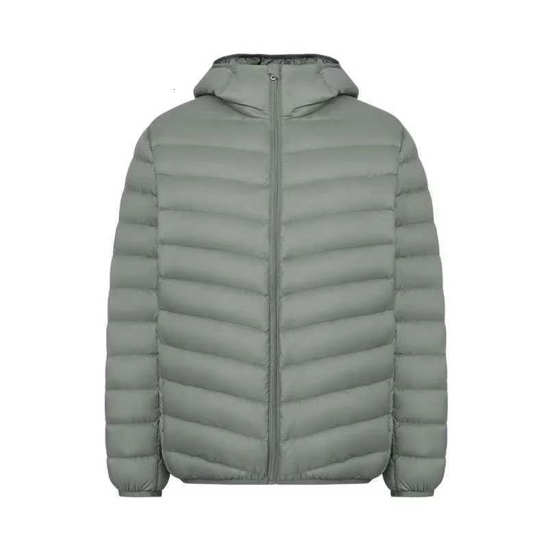 The inner lining of this lightweight and short mens hooded down jacket for autumn and winter is 90 downT251107