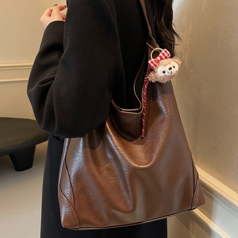 2025S Designer Women S Bag Niche Texture Underarm For Women New Simple Tote Casual Large Capacity Shoulder Bag