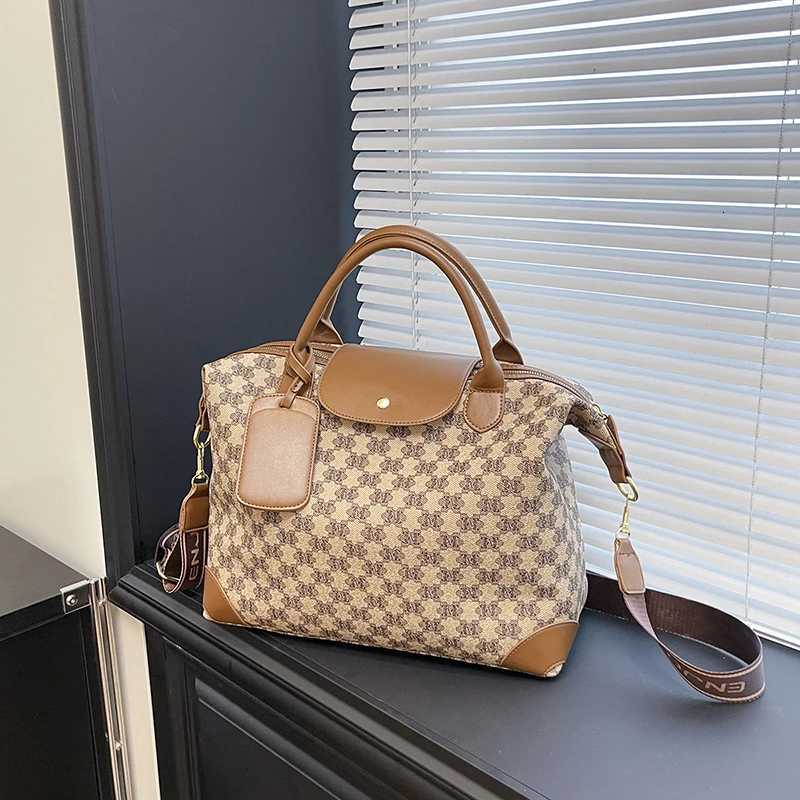 Elegant Classic Designer Paris Fashion Bag With Large Capacity Crossbody Strap For Casual Commuter UseW251106