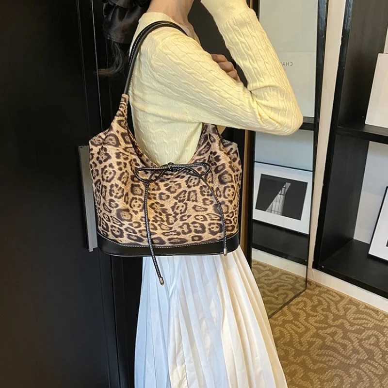 Elegant Womens Leather Handbag Shoulder Bag Crossbody By Famous Designer Luxury Brand Popular Classic MessengerW251107